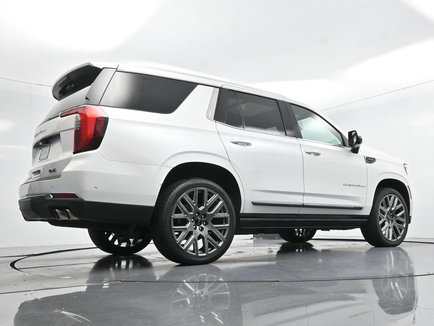 Used 2025 White Frost Tricoat GMC Denali Ultimate image 52