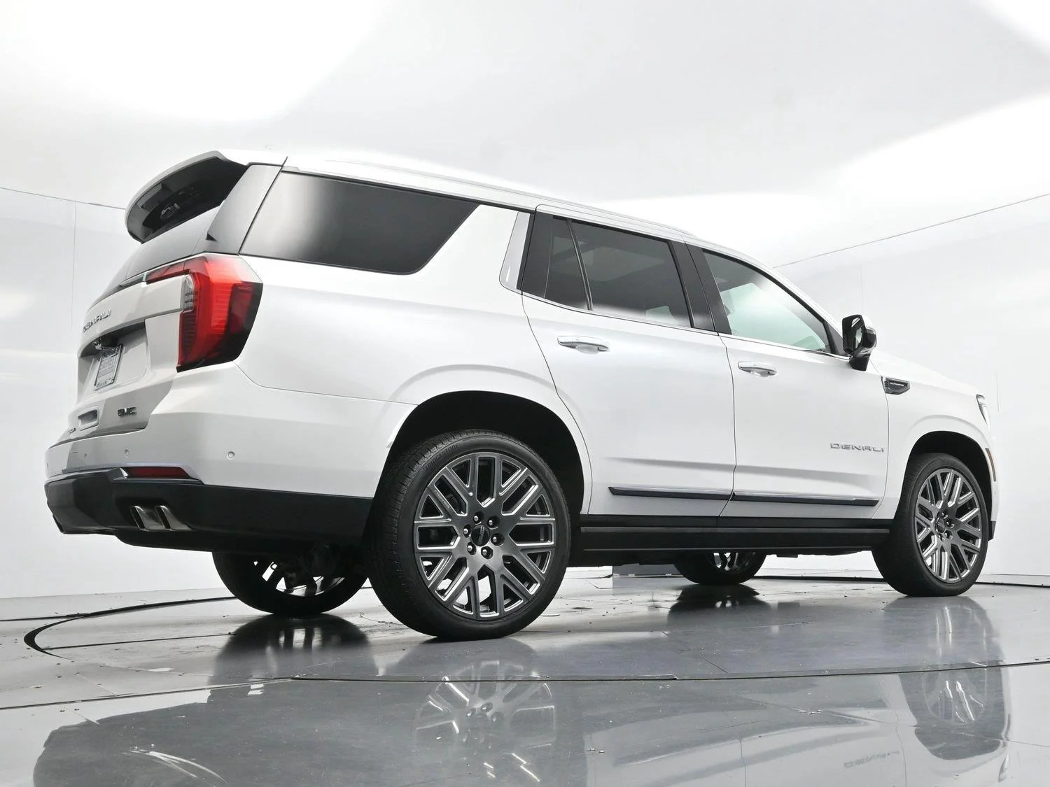 Used 2025 White Frost Tricoat GMC Denali Ultimate image 52
