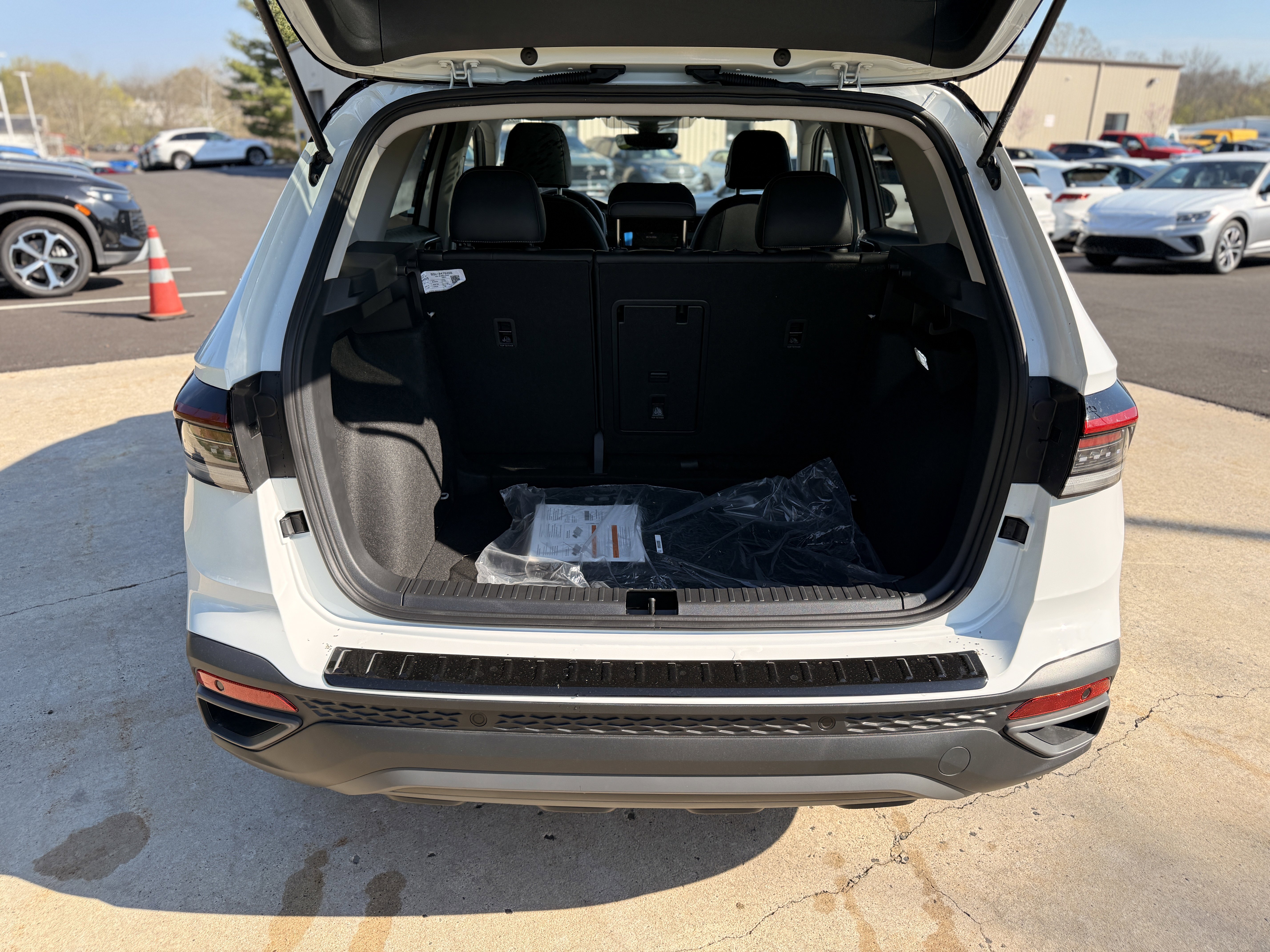 New 2026 Pure White w/Deep Black Roof Volkswagen SE Black image 13