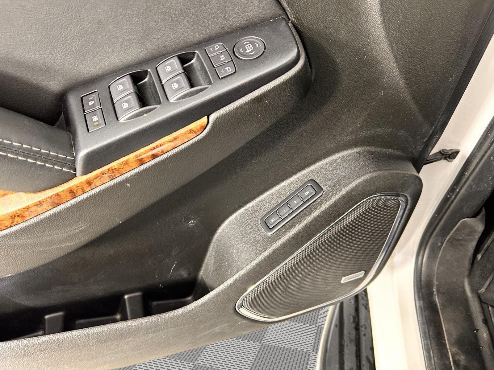 Used 2019 Iridescent Pearl Tricoat Chevrolet Premier image 17
