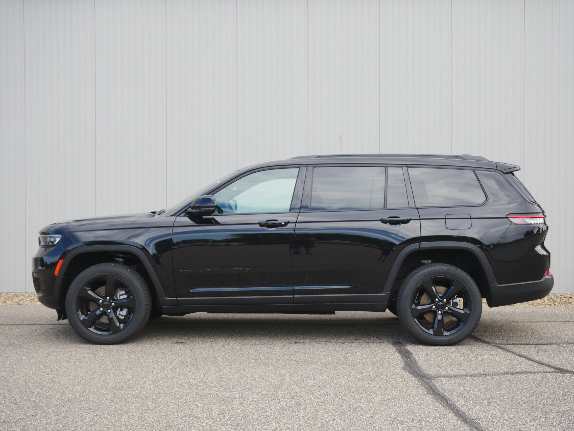 New 2025 Diamond Black Crystal Pearl-Coat Exterior Paint Jeep Altitude image 2