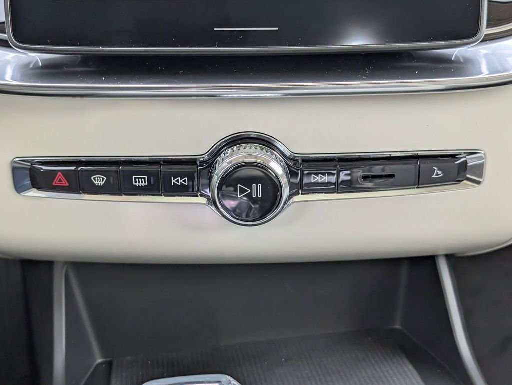 Used 2026 White Volvo B6 Ultra image 24