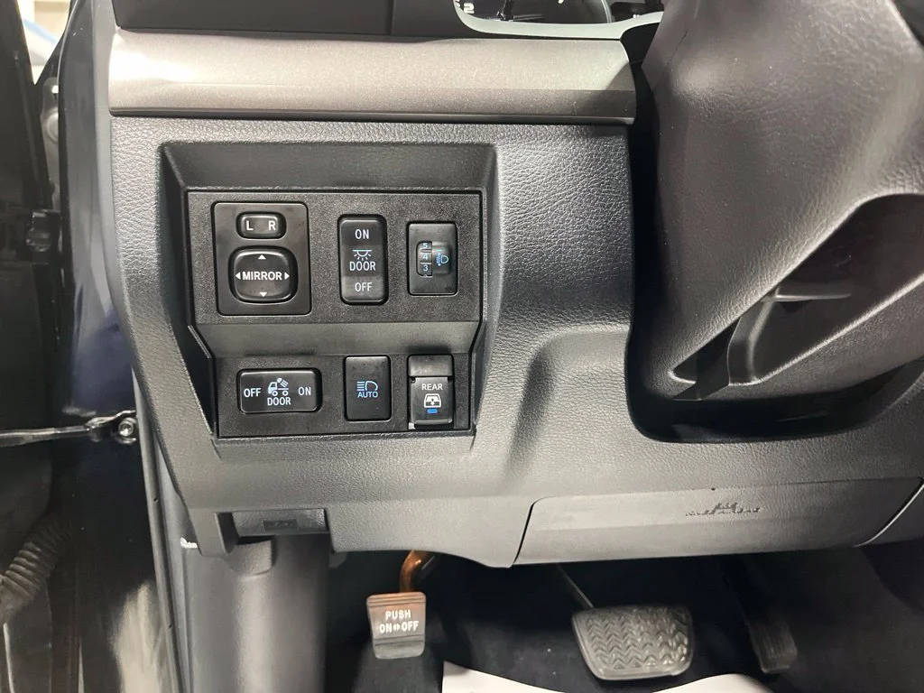 Used 2019 Midnight Black Metallic Toyota SR5 image 13