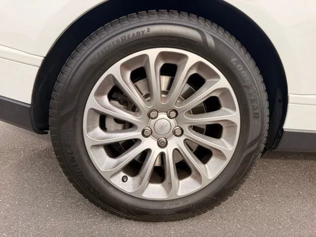 Used 2018 White Land Rover HSE image 19