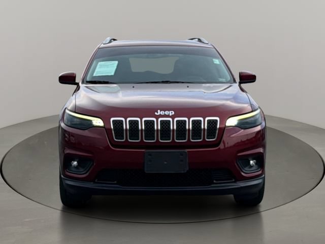 Used 2019  Jeep Latitude image 2