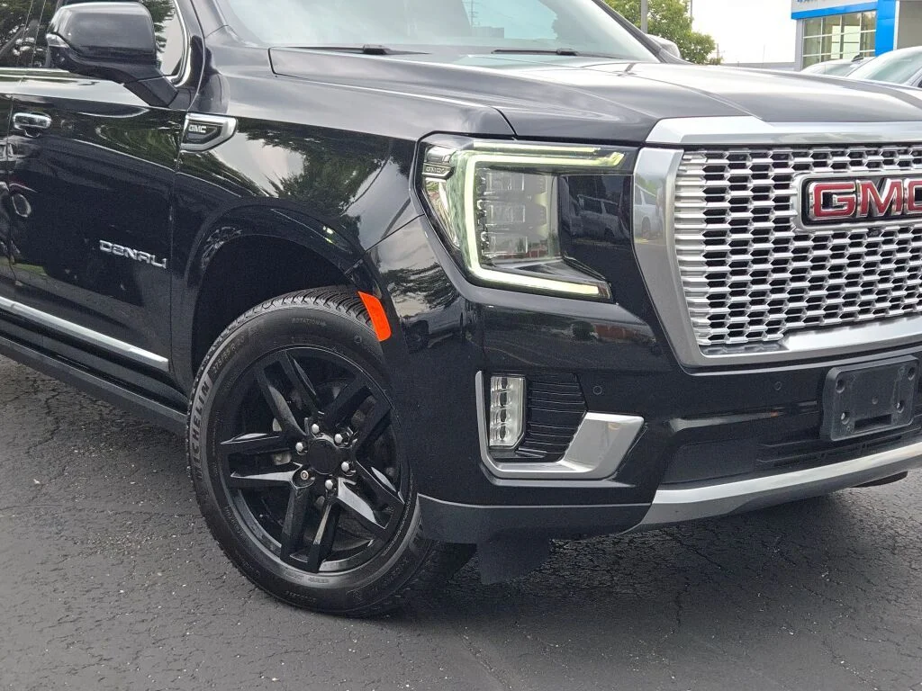 Used 2022  GMC Denali image 3