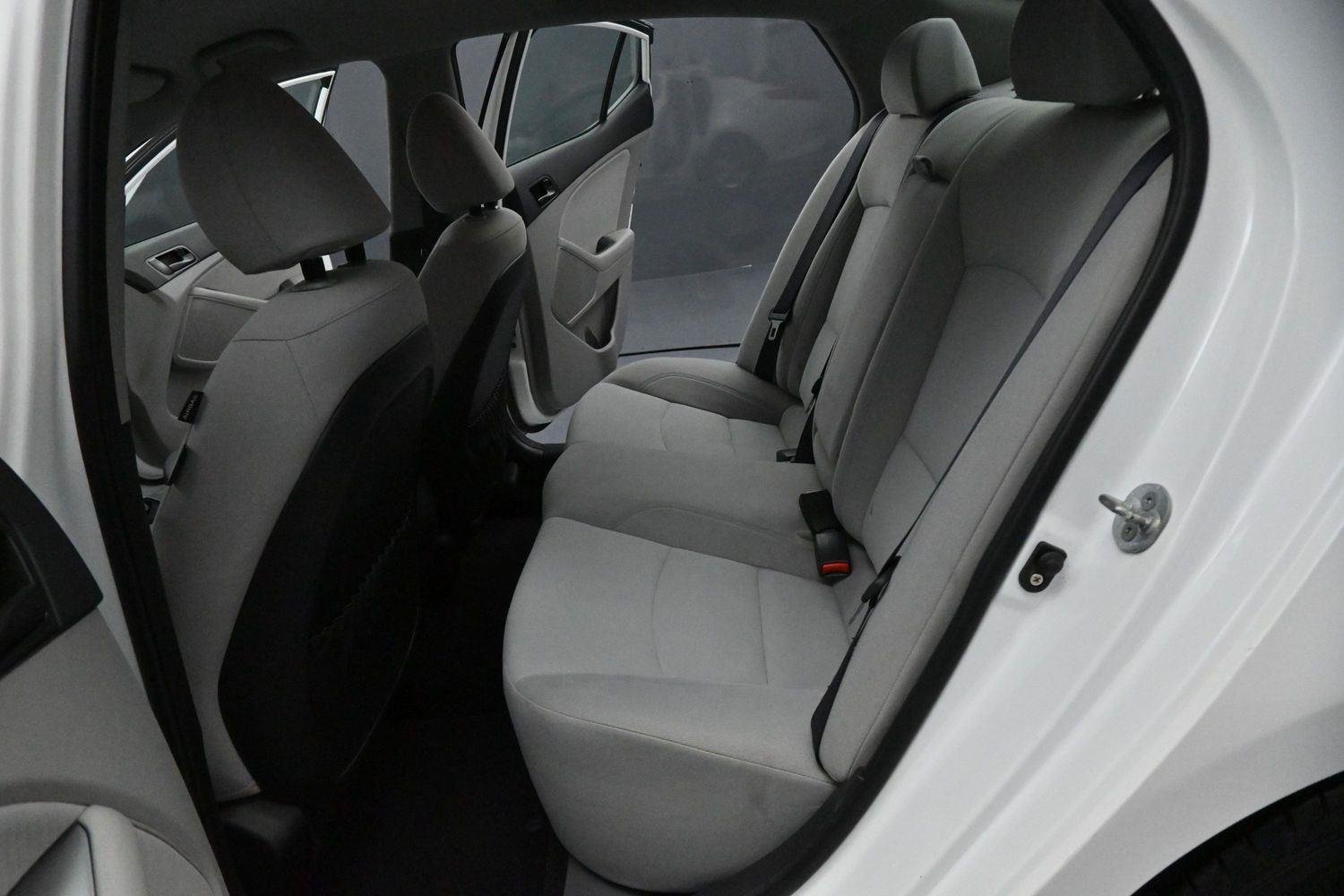 Used 2015 Snow White Pearl Kia LX image 28