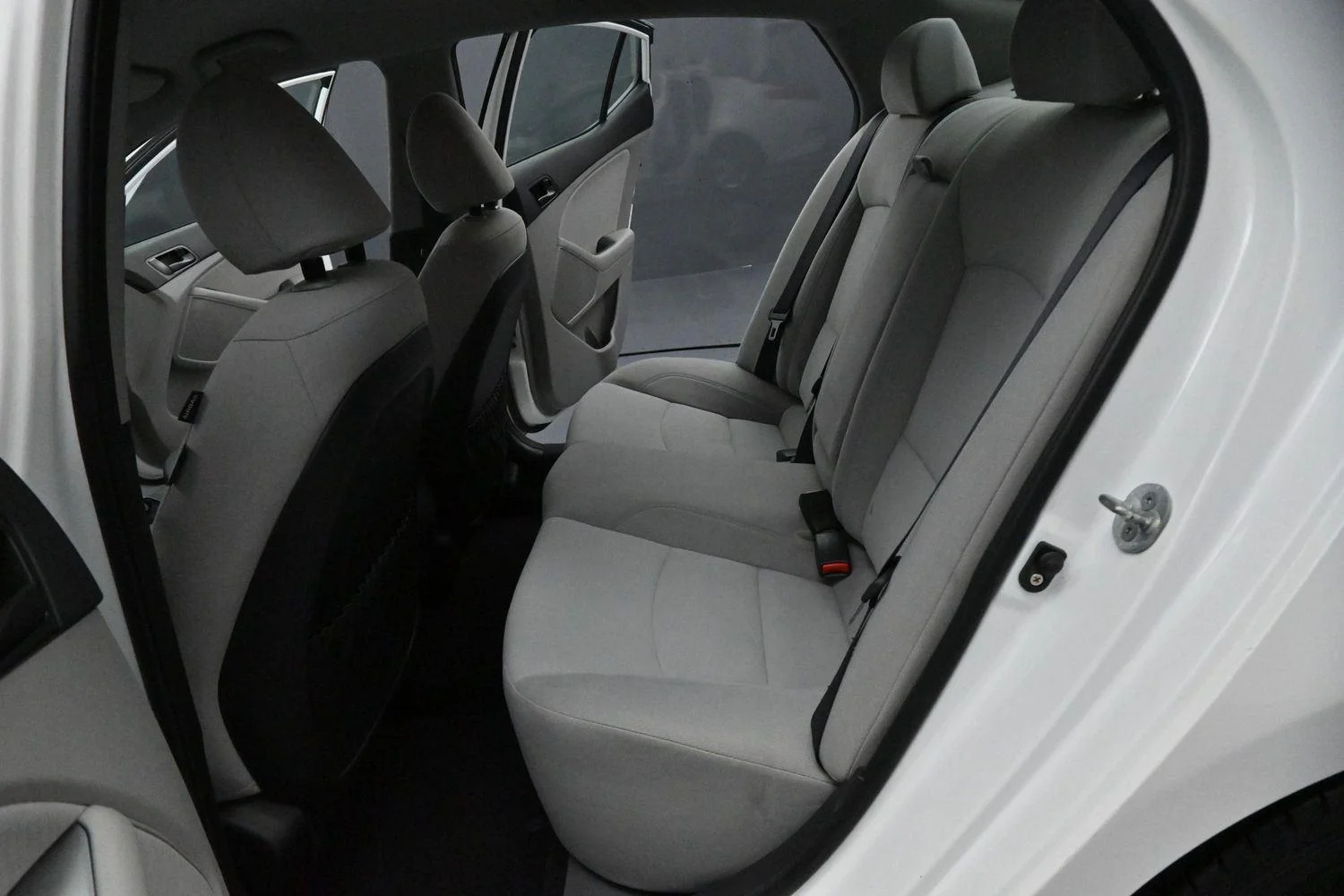 Used 2015 Snow White Pearl Kia LX image 28