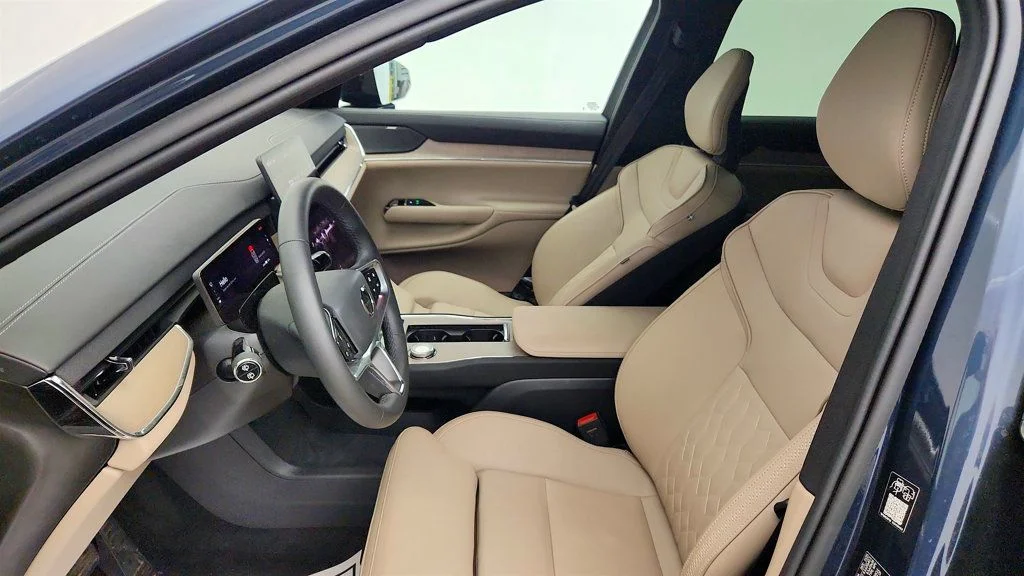 Used 2025 Denim Blue Metallic Volvo Twin Motor Plus 6-Seater w/ Tow Hitch & Panoramic Sunshade image 18