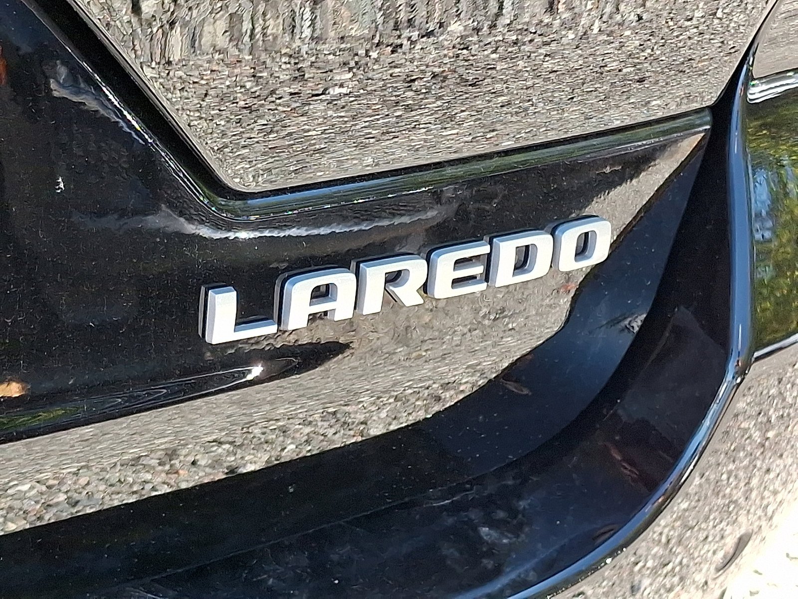 New 2025 Diamond Black Crystal Pearl-Coat Exterior Paint Jeep Laredo X image 16