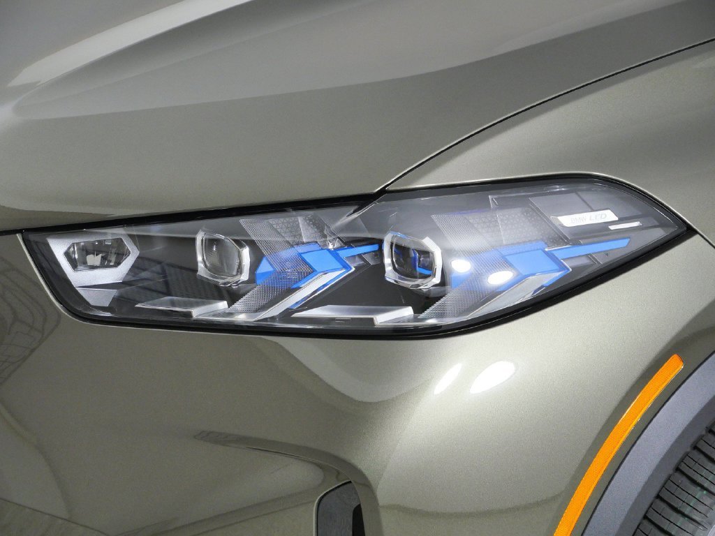 New 2026 Manhattan Green Metallic BMW xDrive50e image 3