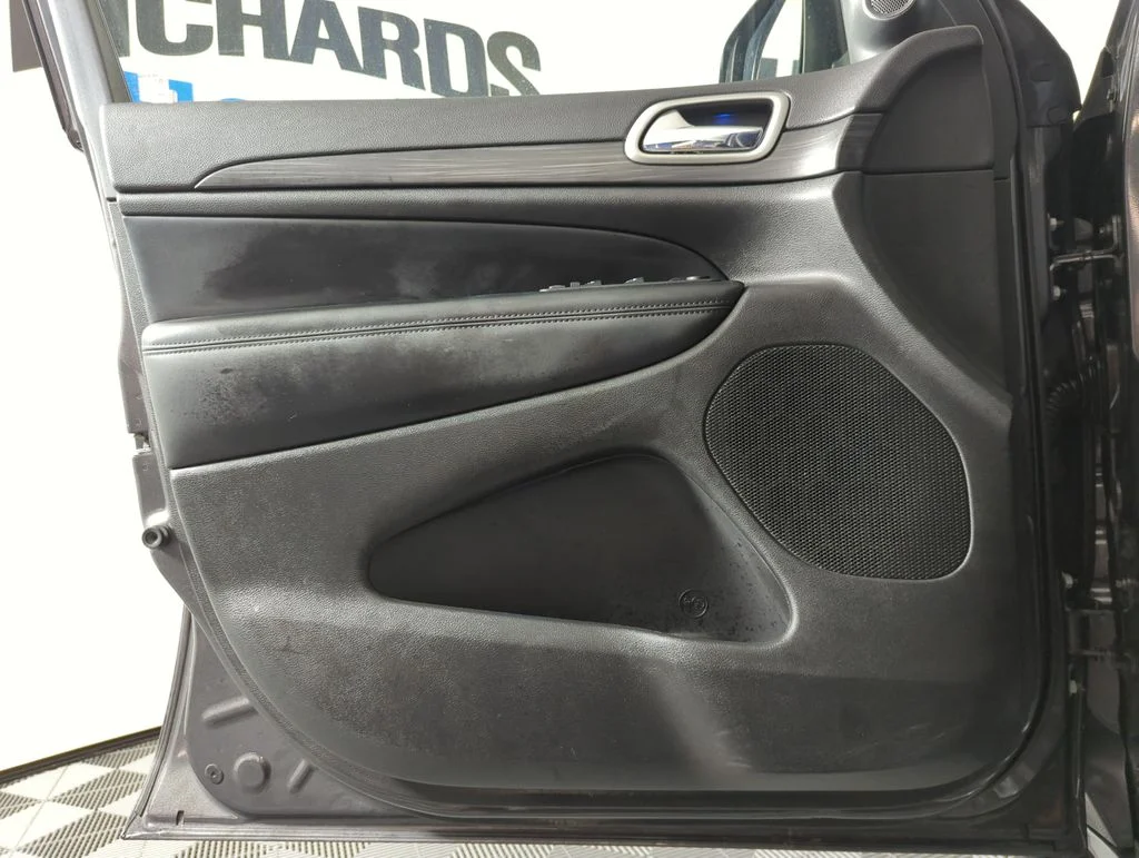 Used 2021 Crystal Metallic Jeep Laredo X image 8