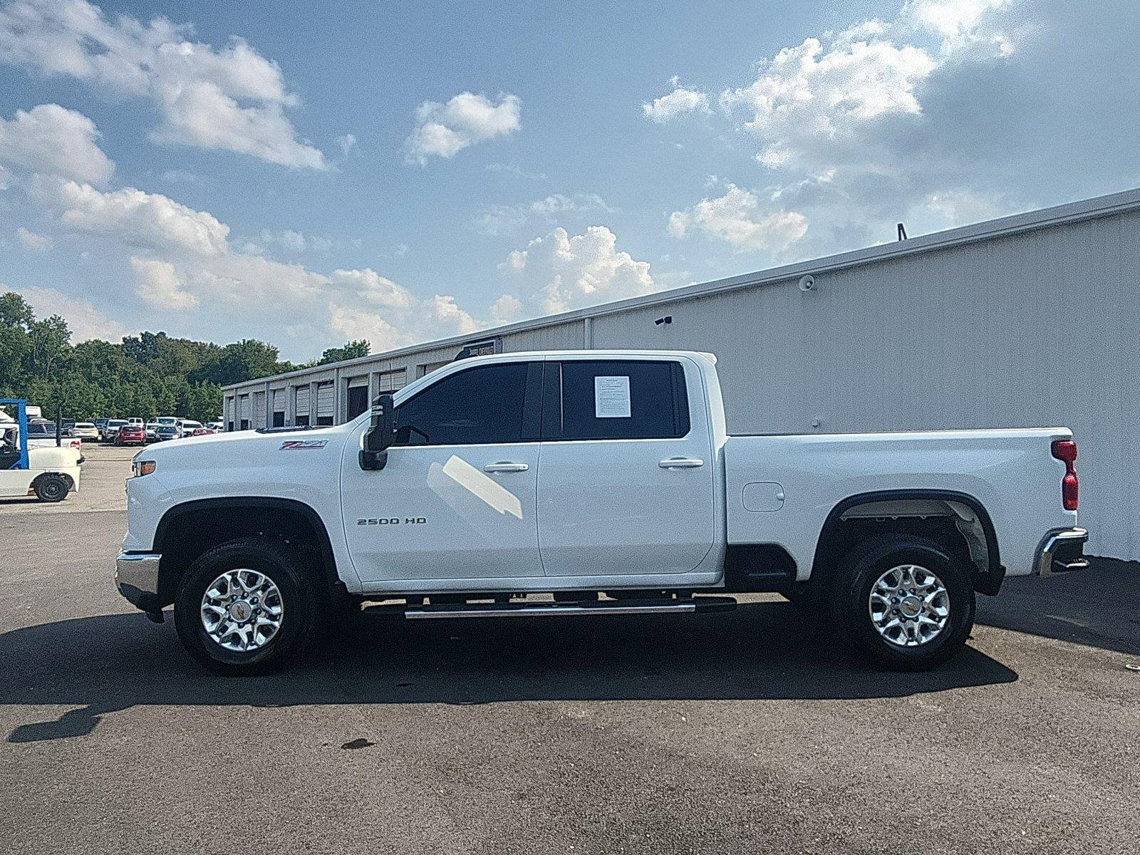 Used 2025 Summit White Chevrolet LT image 2