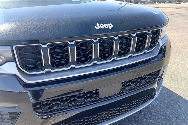 New 2026 Diamond Black Crystal Pearl-Coat Exterior Paint Jeep Limited image 35