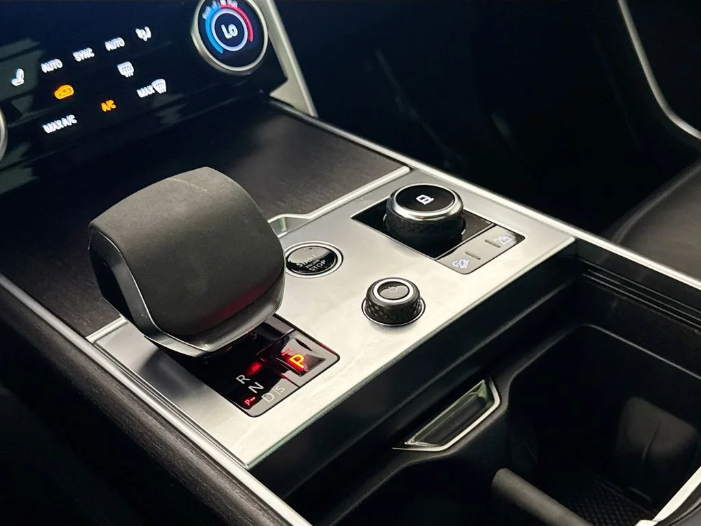 Used 2023 White Land Rover Autobiography image 17