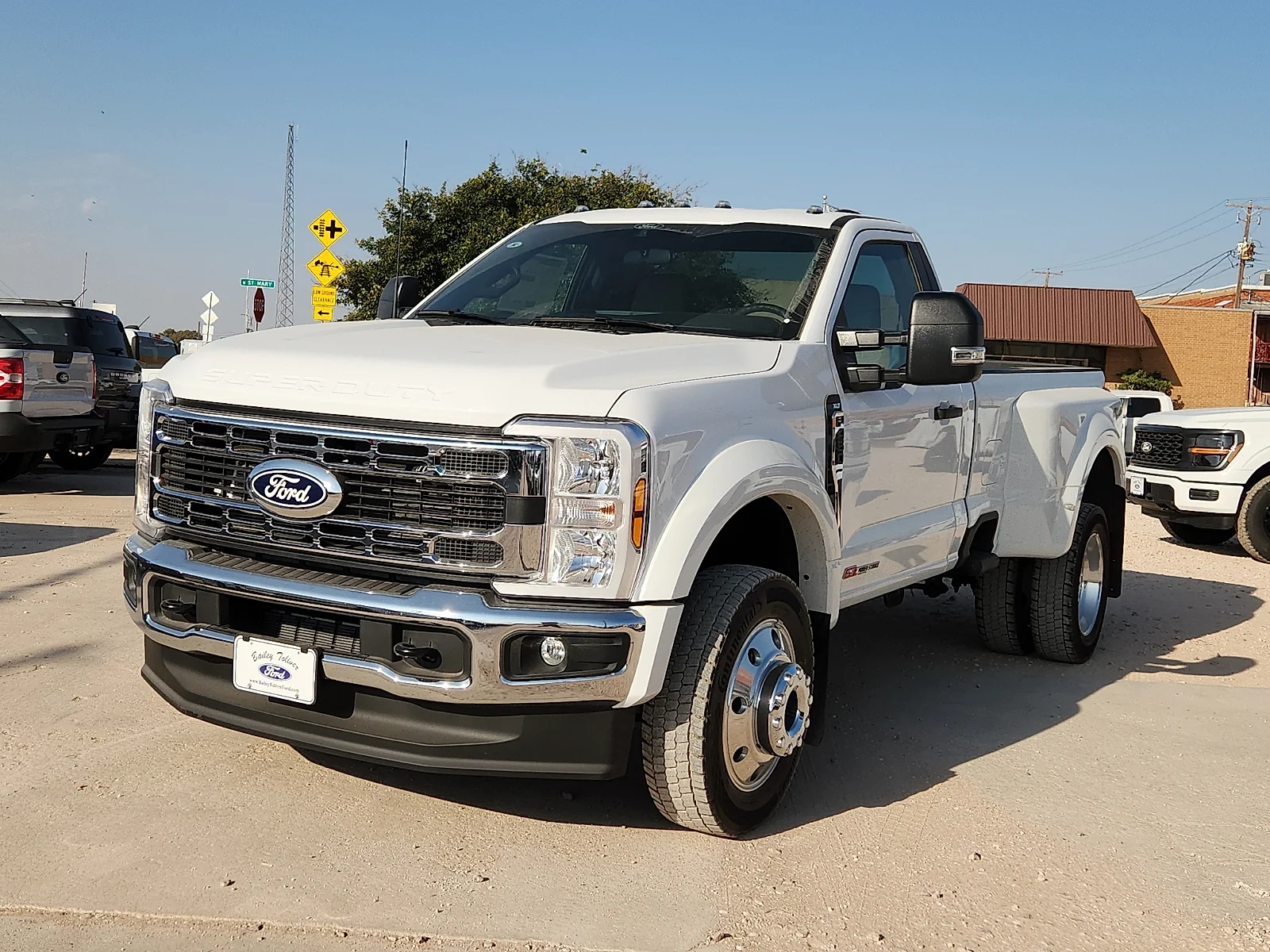 New 2027 Oxford White Ford XLT image 3