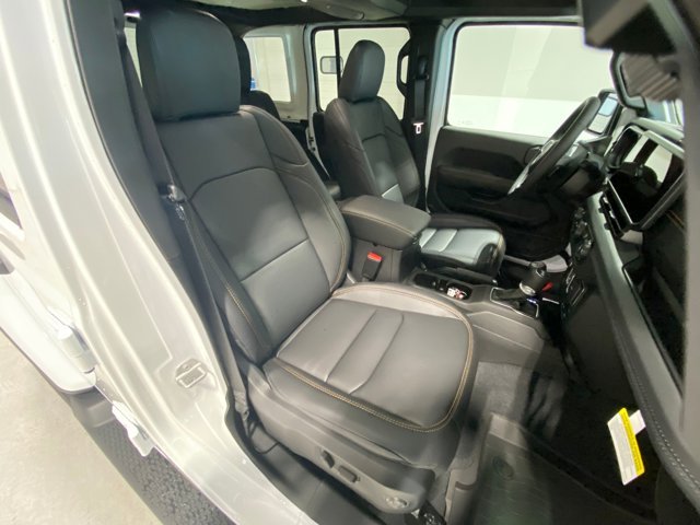 2025 Jeep Wrangler 4-Door Sahara - Photo 19