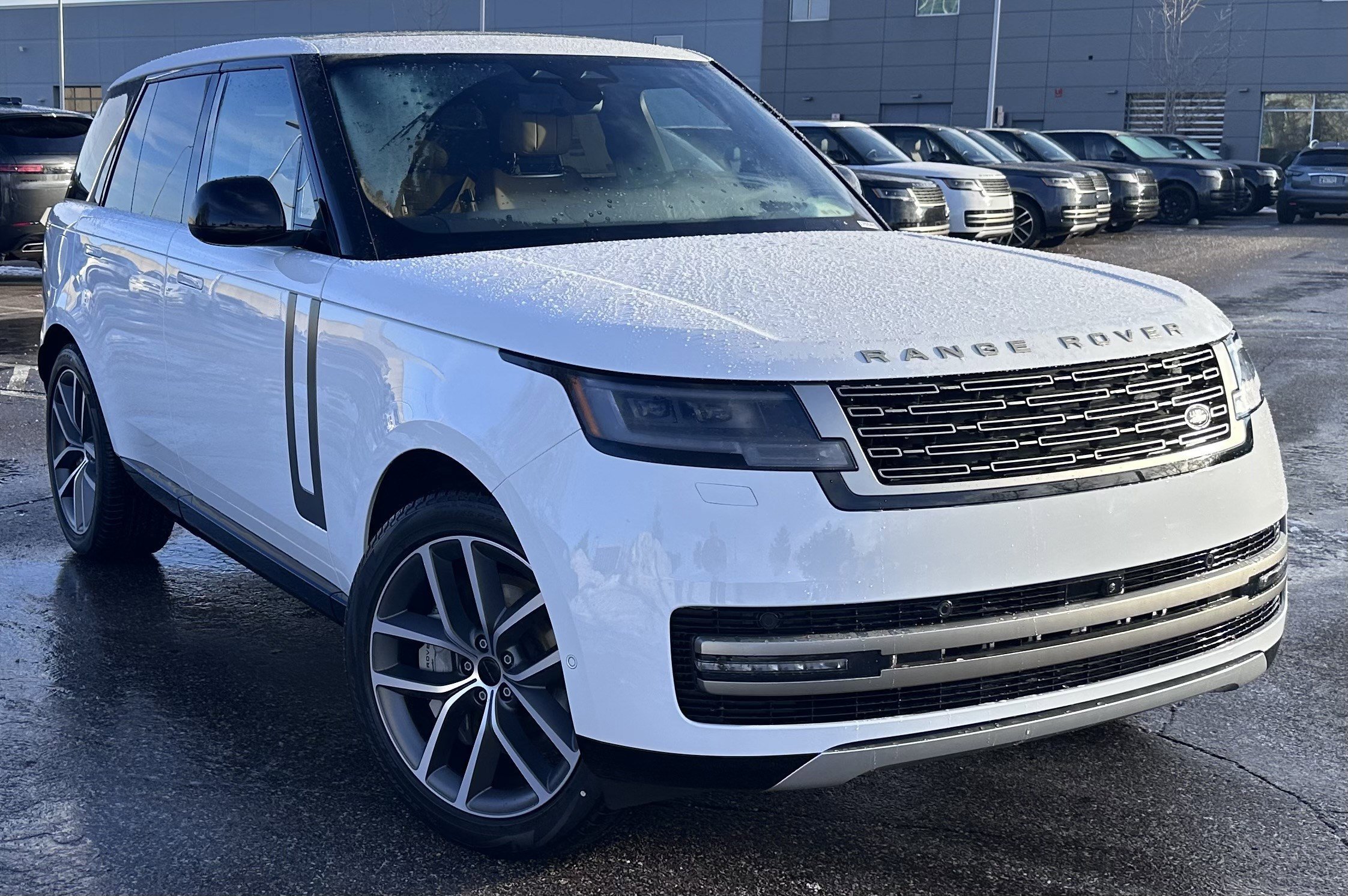 New 2026 Fuji White LAND ROVER SE PHEV image 3