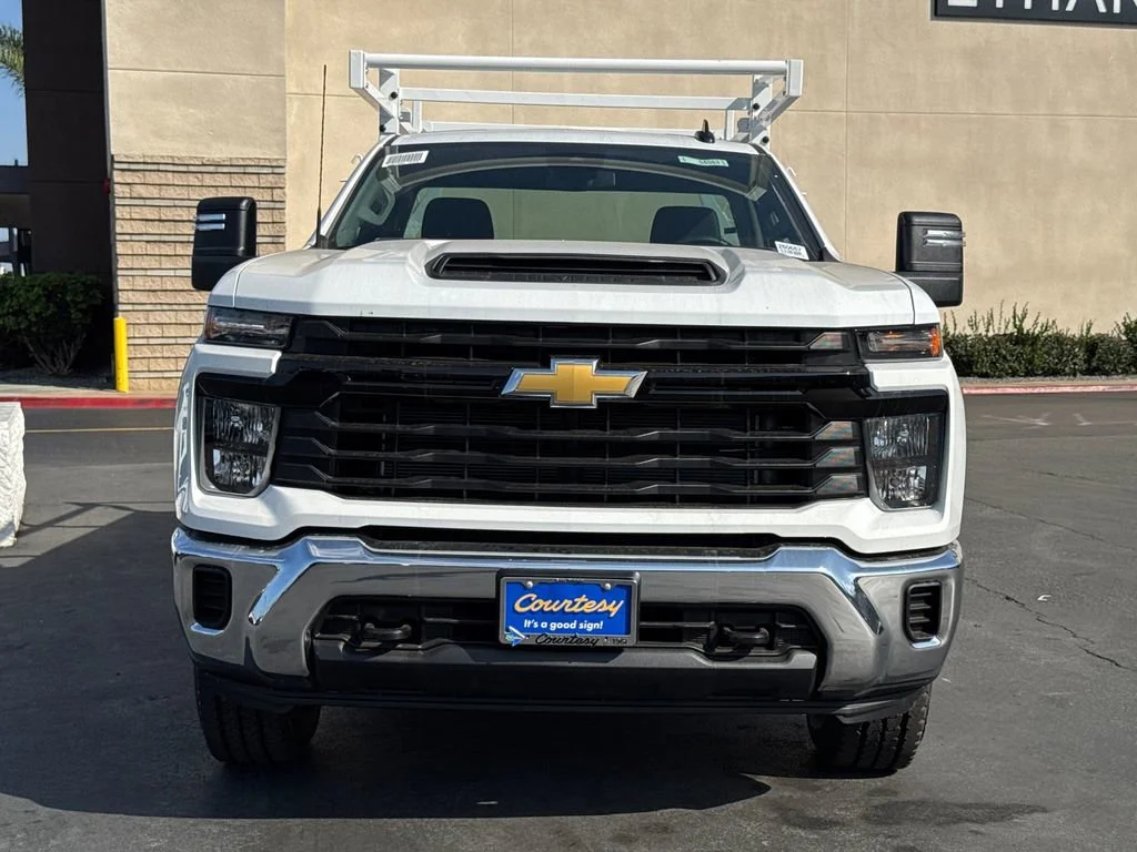 New 2026 Summit White Chevrolet WT image 4