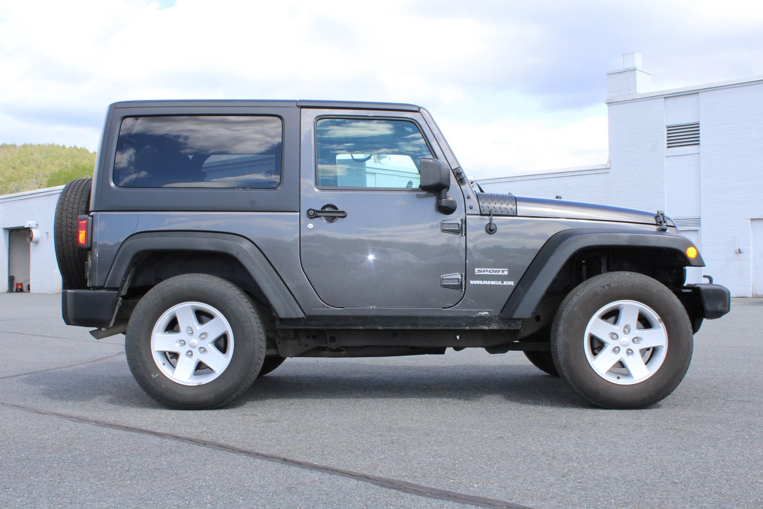 Used 2017 Granite Crystal Metallic Clearcoat Jeep Sport image 6