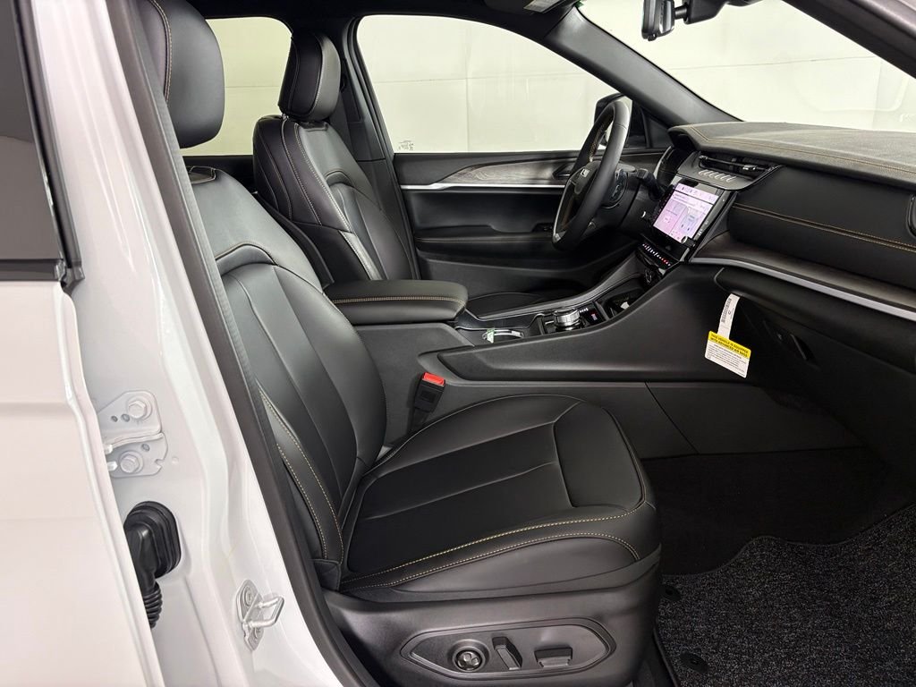 New 2026 Bright White Clear-Coat Exterior Paint Jeep  image 42