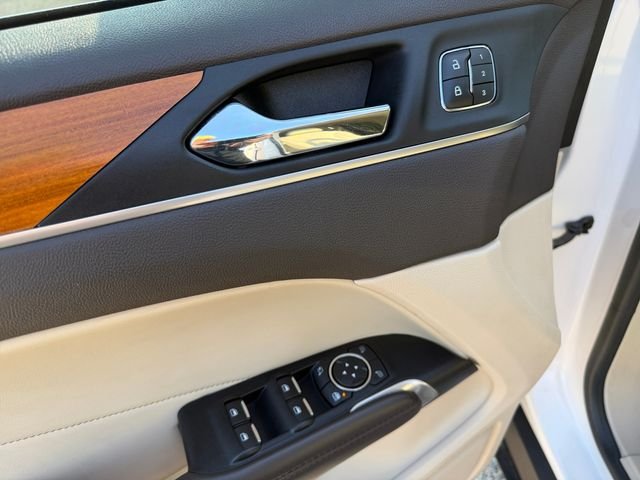Used 2019 White Platinum Clearcoat Metallic Lincoln Select image 17