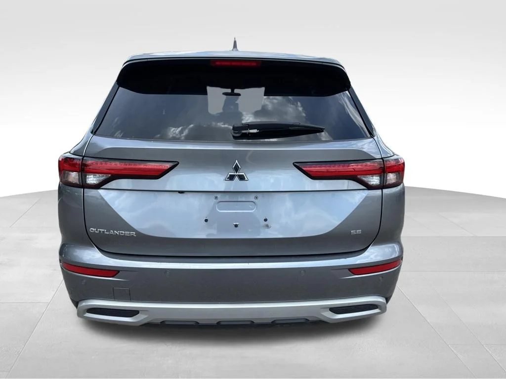 Used 2024 Silver Mitsubishi SE image 4