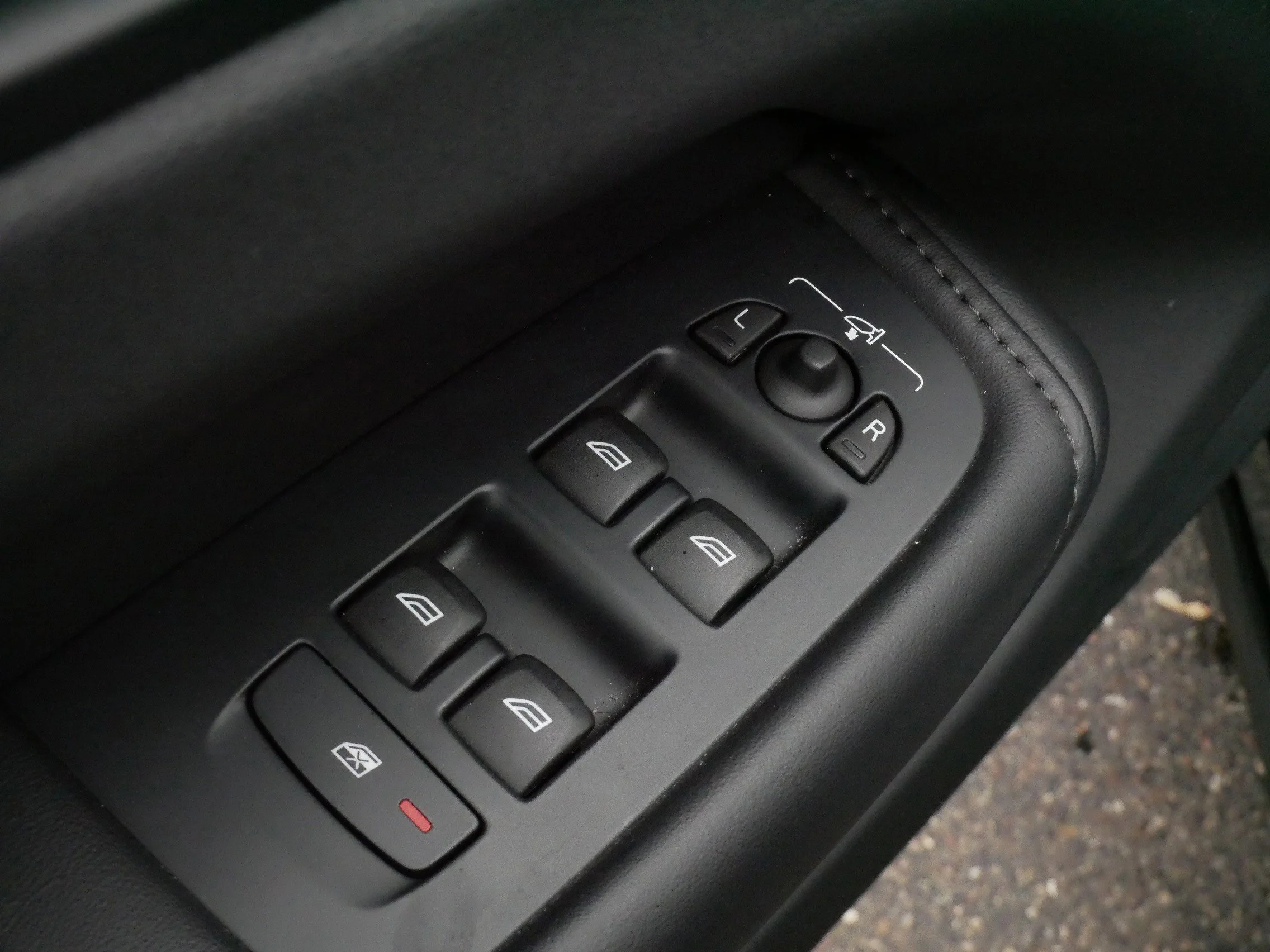 Used 2025 Denim Blue Metallic Volvo Core image 19