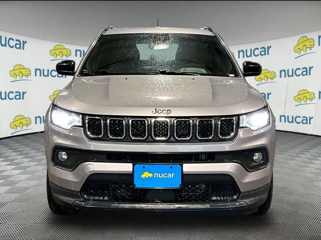 Used 2024 Silver Jeep Latitude image 3