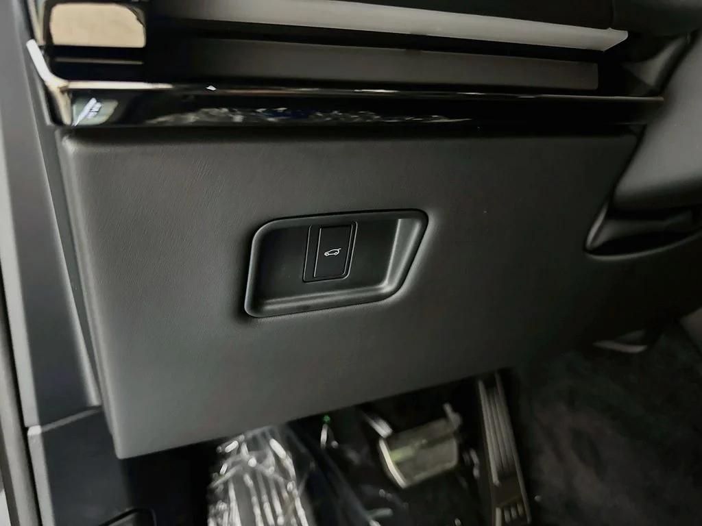 New 2026 Carpathian Grey Land Rover Dynamic SE image 10