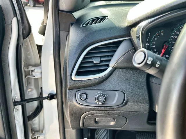 Used 2018 SUMMIT WHITE Chevrolet LT image 18
