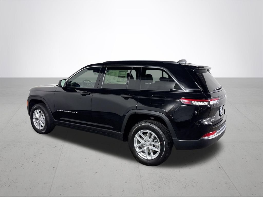 New 2026 Diamond Black Crystal Pearl-Coat Exterior Paint Jeep Laredo image 8