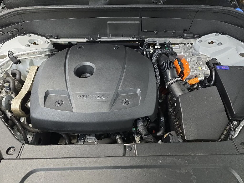 Used 2023 White Volvo Ultimate image 13