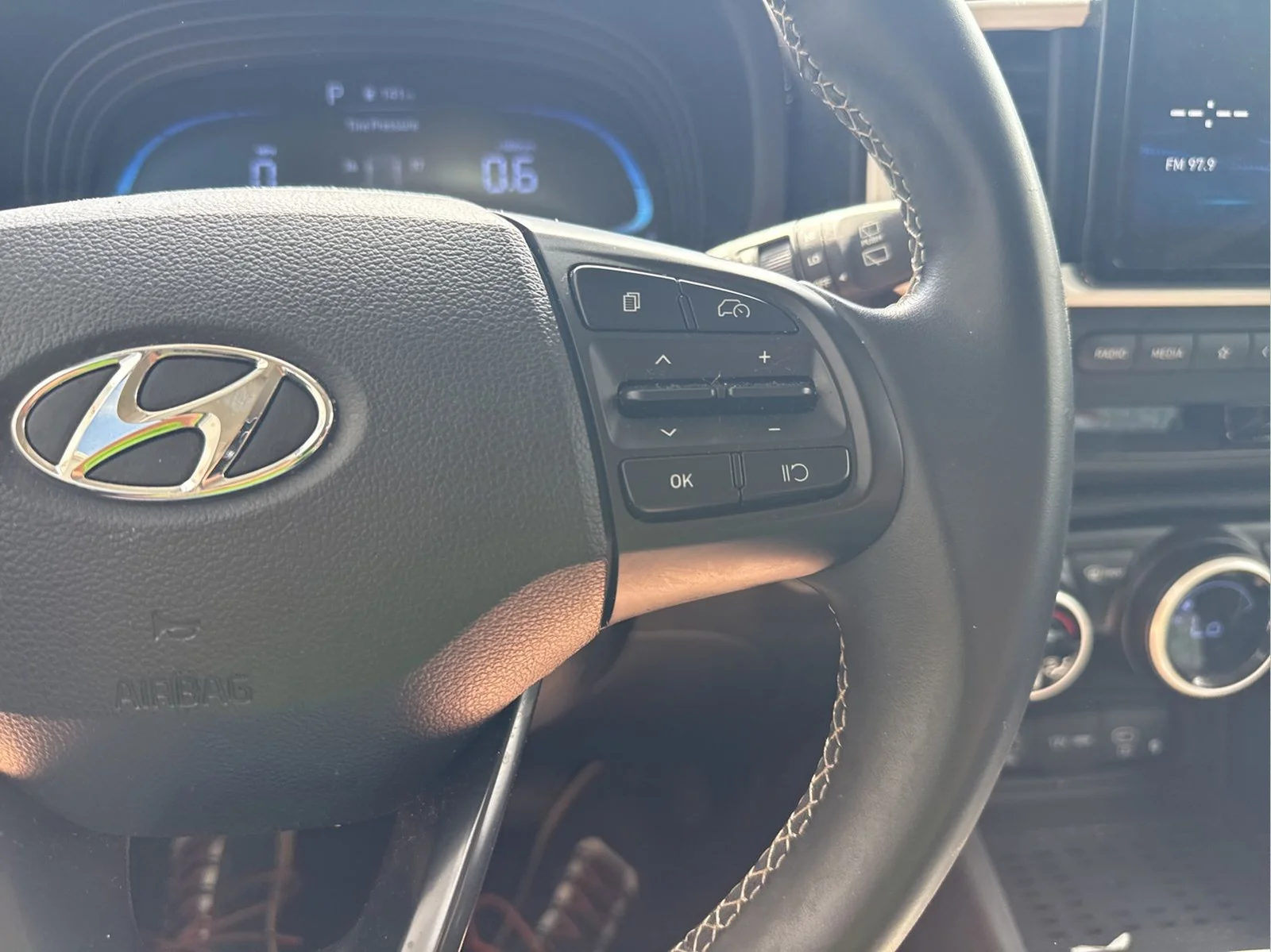 Used 2023 Ceramic White Hyundai Limited image 31