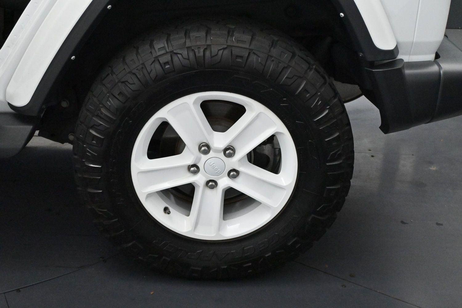Used 2022 Bright White Clearcoat Jeep Unlimited Sahara image 35