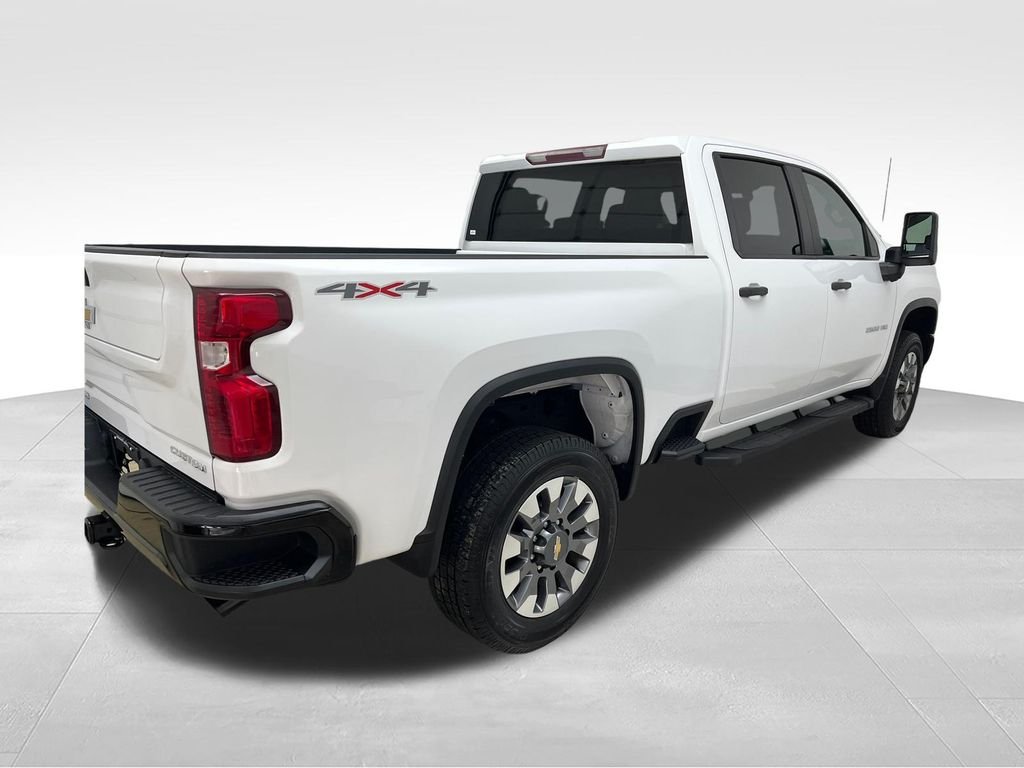 Used 2022 White Chevrolet Custom image 5