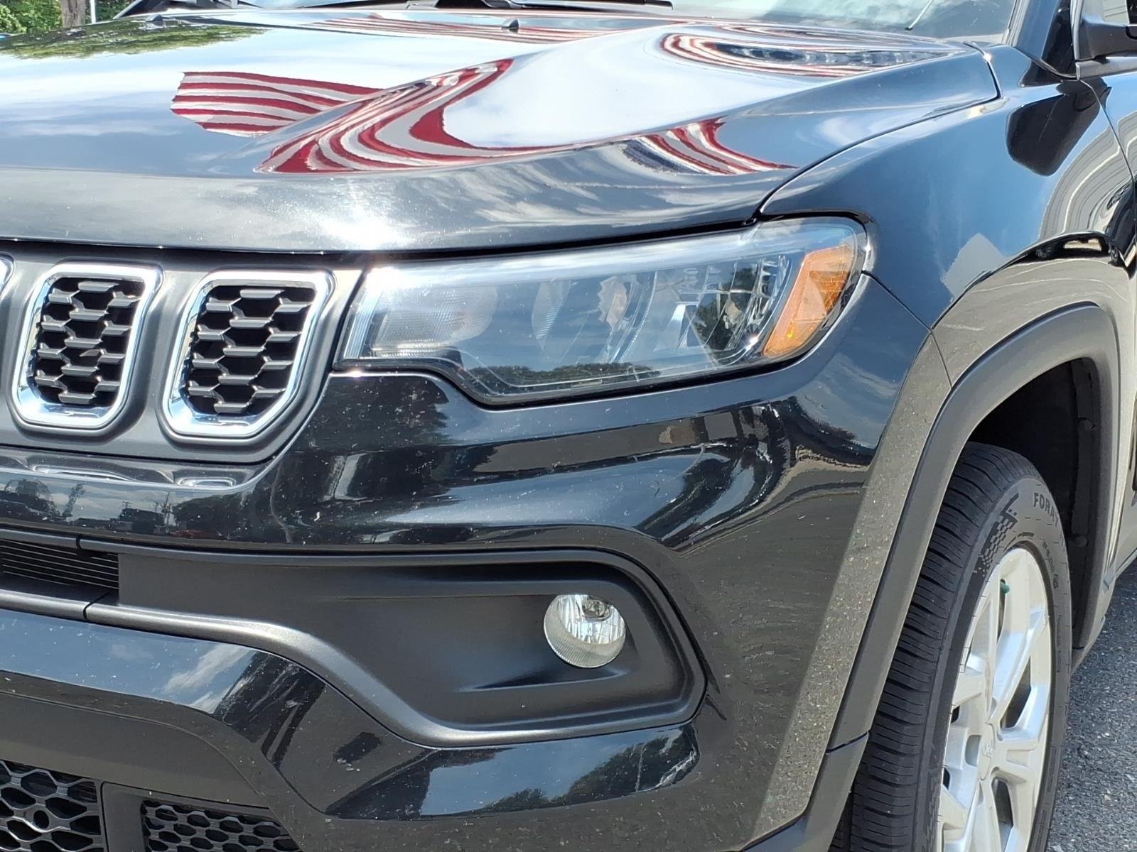 Used 2024 Diamond Black Crystal Pearlcoat Jeep Latitude image 14