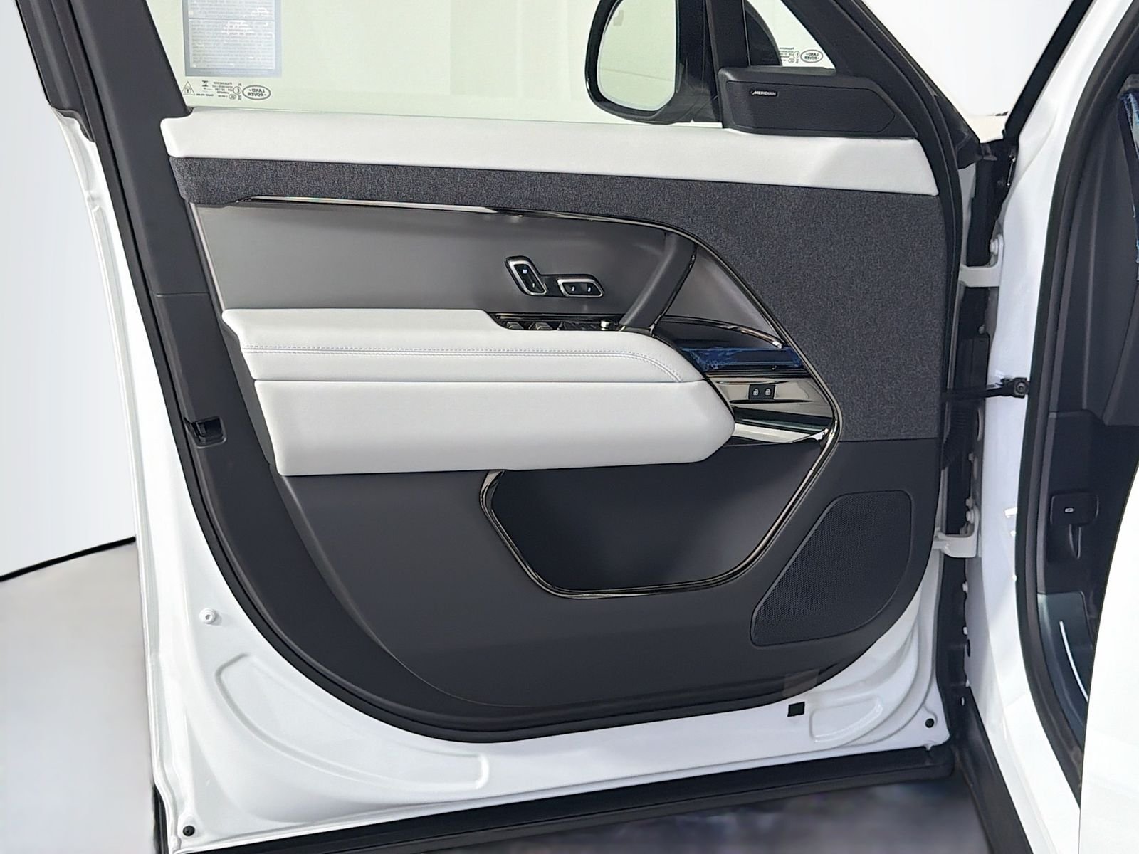 New 2026 Fuji White LAND ROVER SE image 21