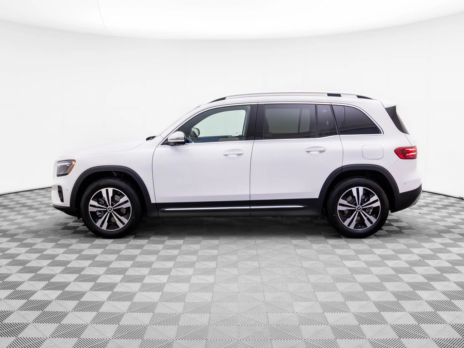 New 2026 White Mercedes-Benz GLB 250 image 2