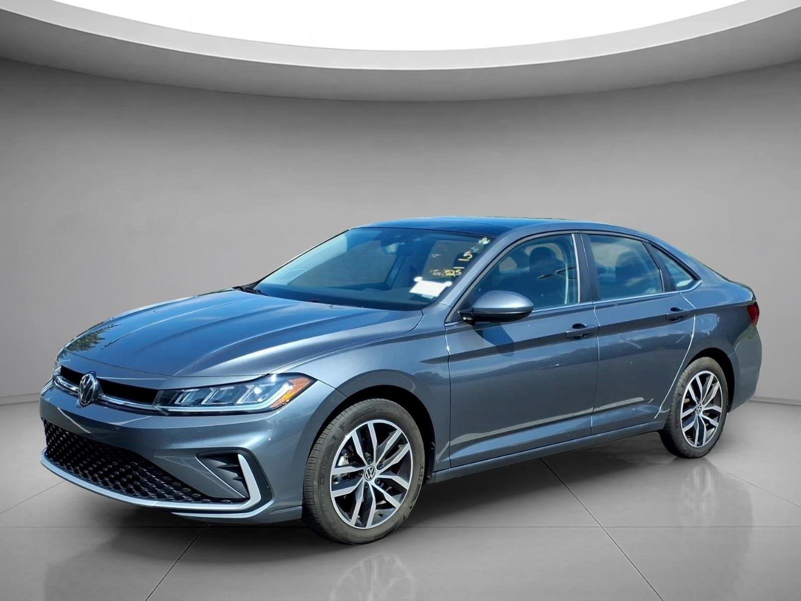 Used 2025  Volkswagen SE image 1