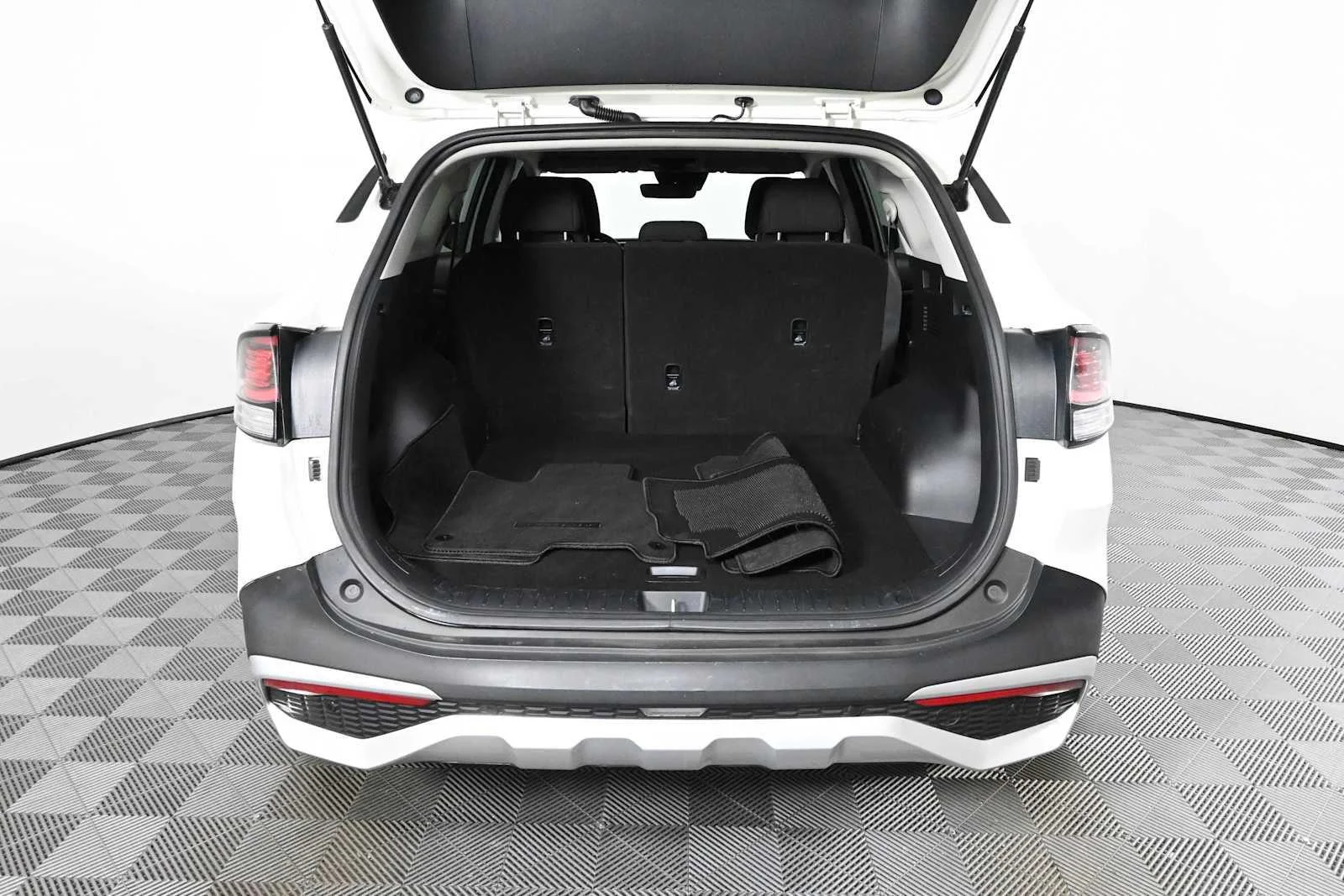 Used 2023 Snow White Pearl Kia LX image 7