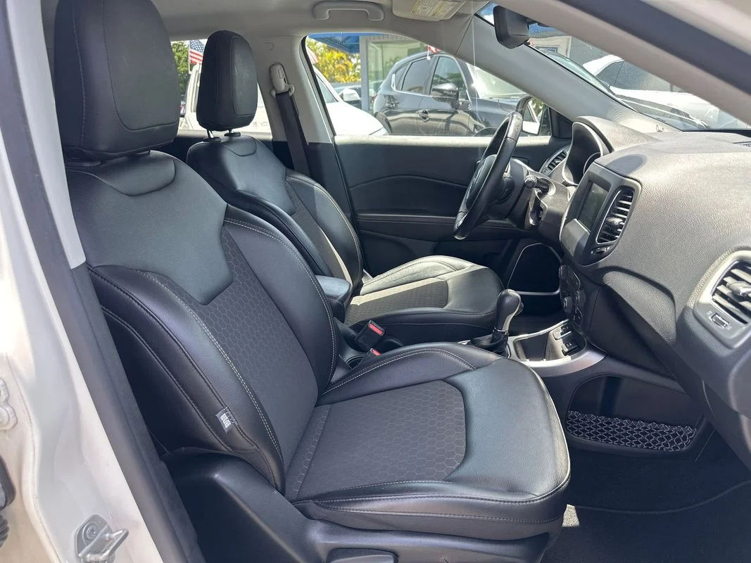 Used 2019  Jeep Latitude FWD image 32