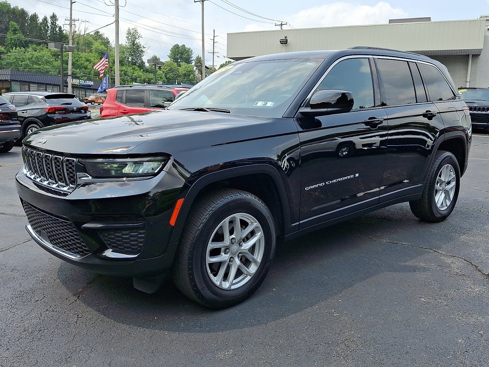 Certified Used 2024 Diamond Black Crystal Pearlcoat Jeep Laredo X image 3