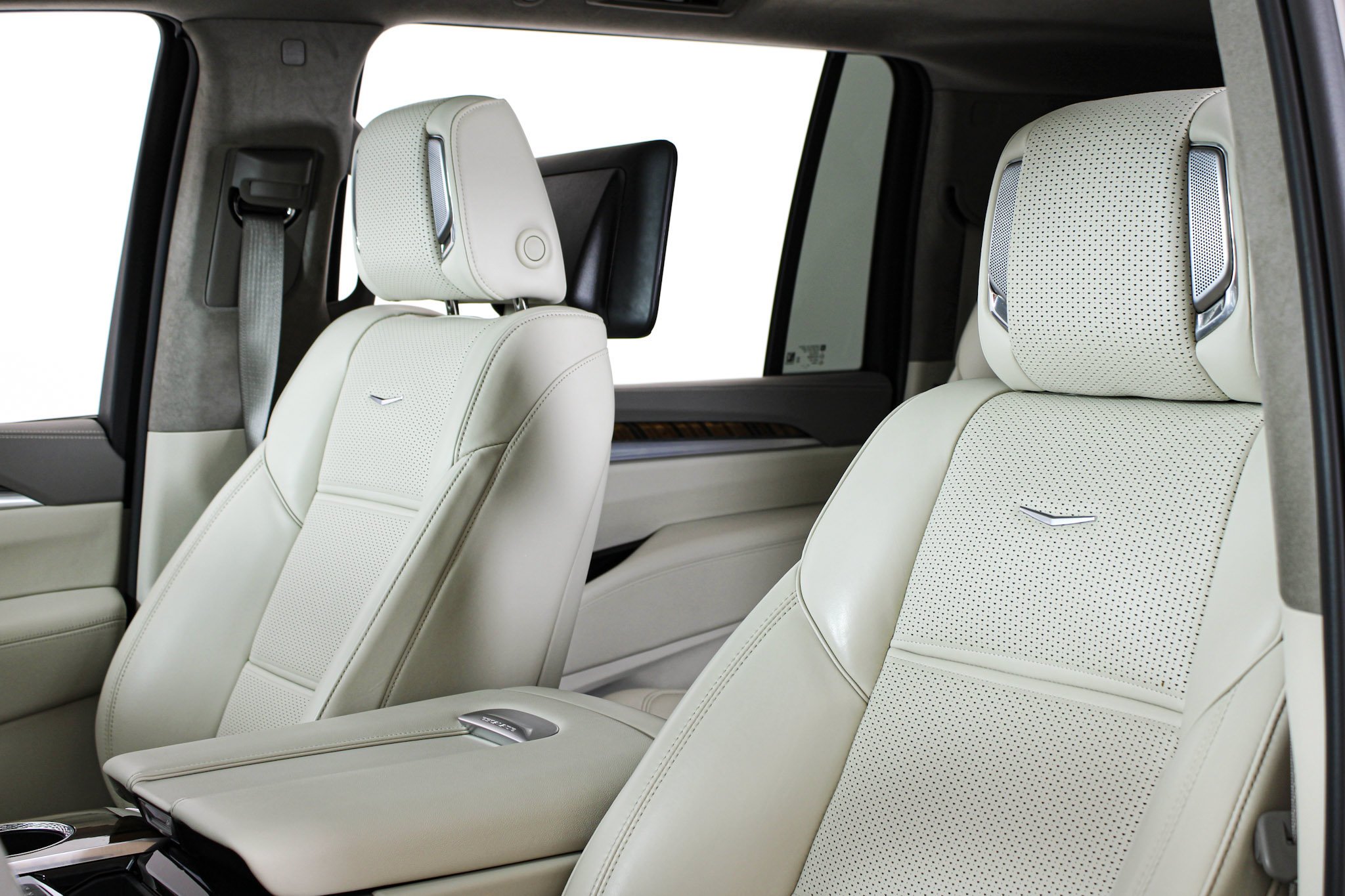 Used 2025 Crystal White Tricoat Cadillac Sport Platinum image 35