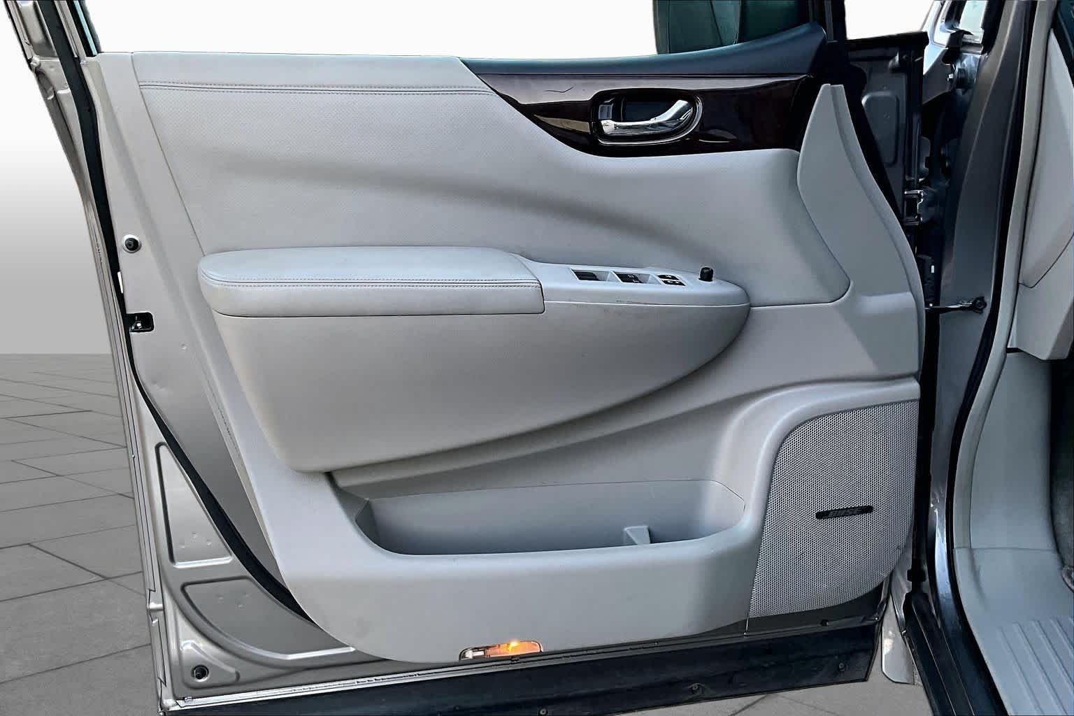 Used 2011 Platinum Graphite Nissan SL image 24