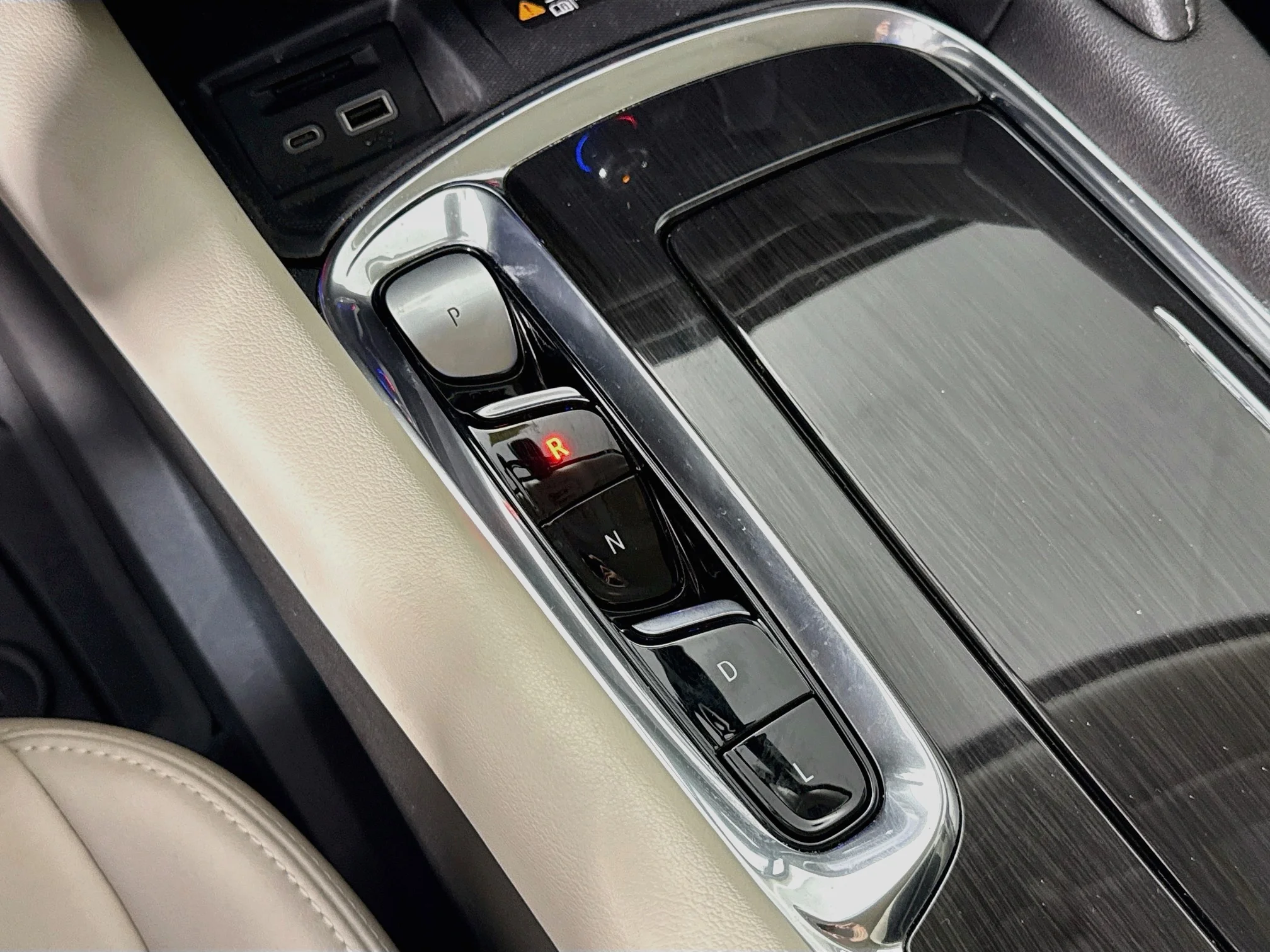Used 2023 White Frost Tricoat Buick Essence image 17