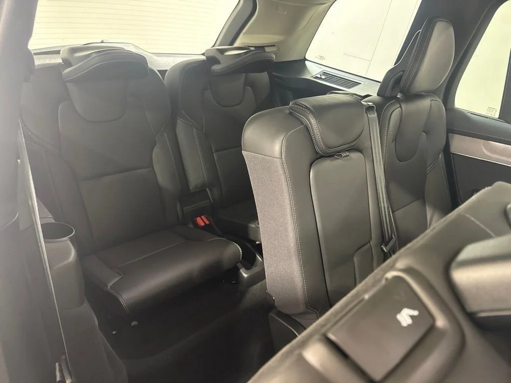 New 2026 Onyx Black Metallic Volvo B6 Plus 7-Seater image 26