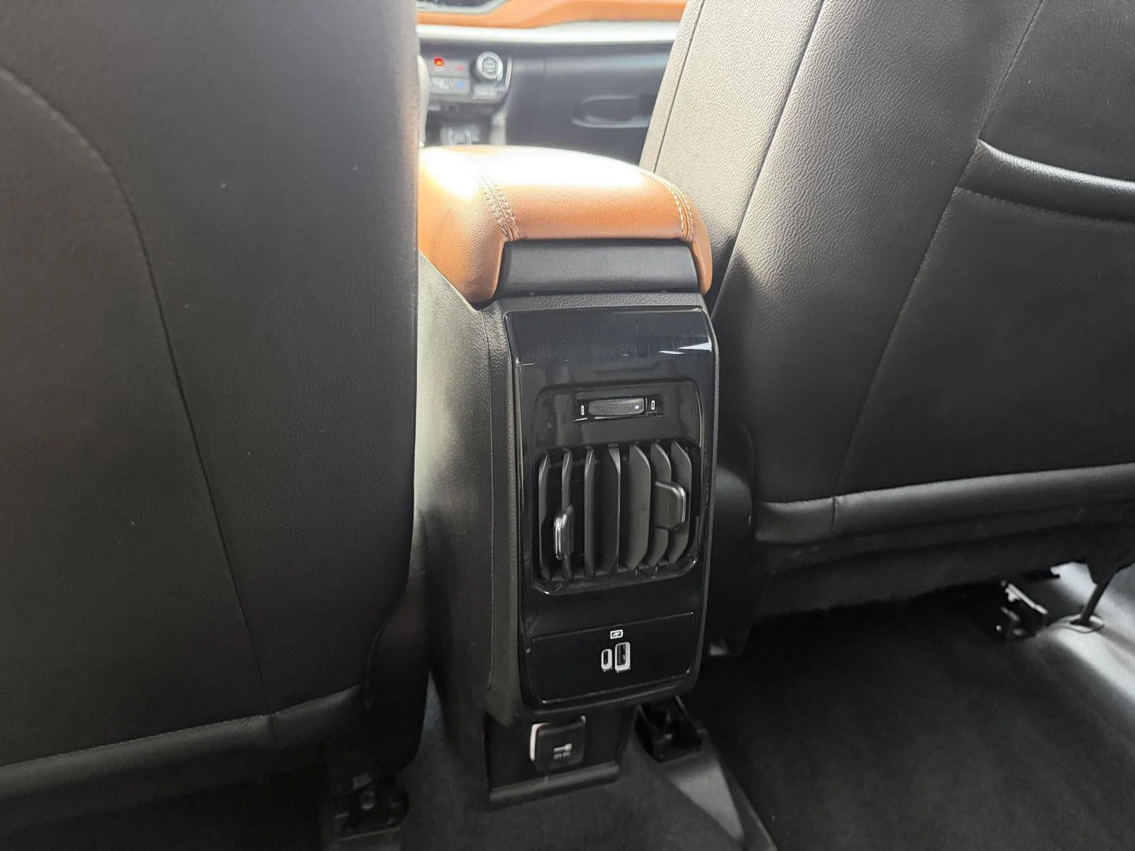 Used 2025 Silver Zynith Metallic Clearcoat Jeep Limited image 9