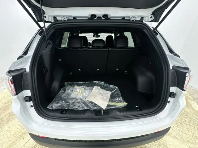 New 2026 Bright White Clear-Coat Exterior Paint Jeep Altitude image 20
