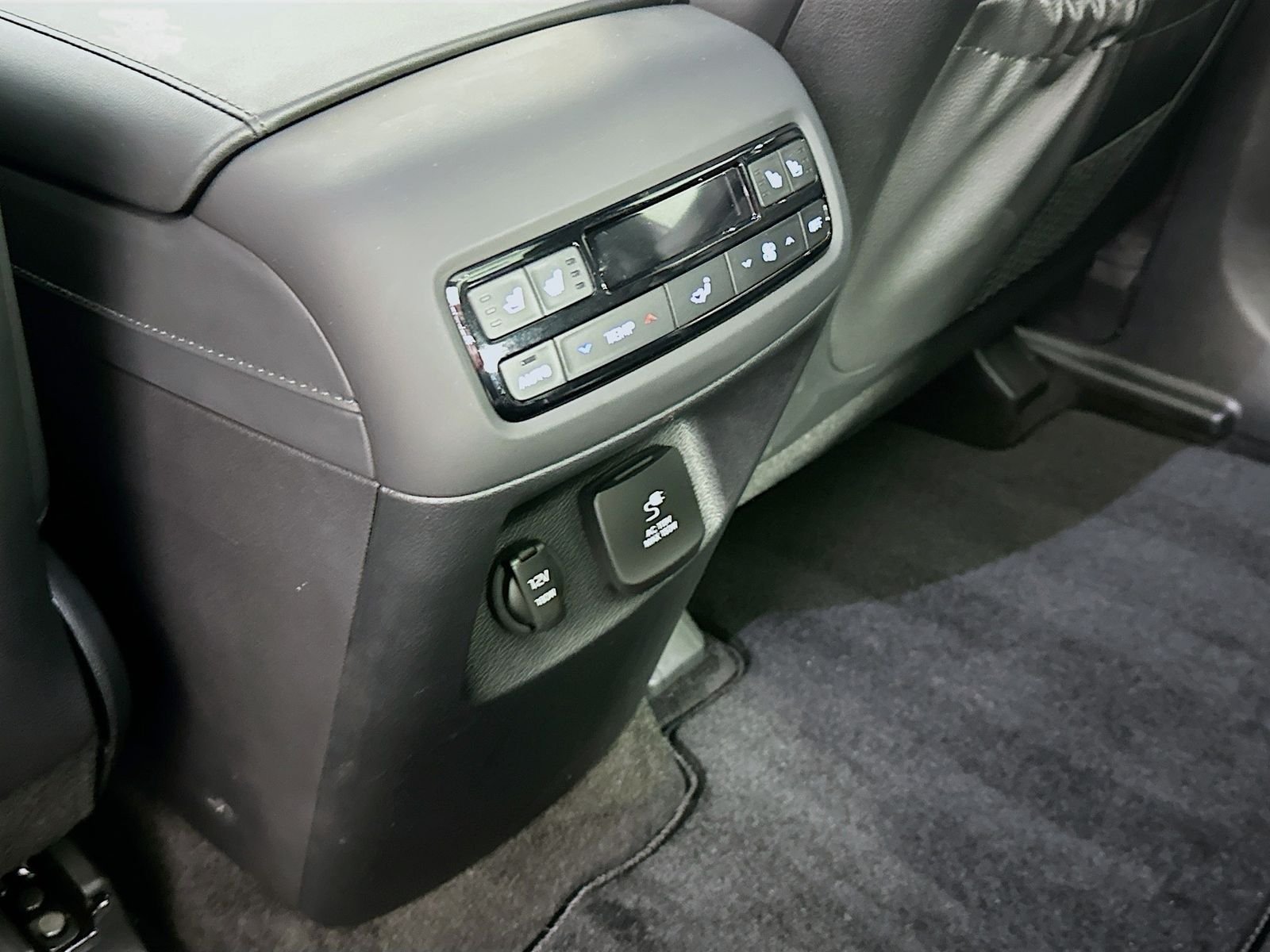 Used 2025 Silver Hyundai Calligraphy image 27